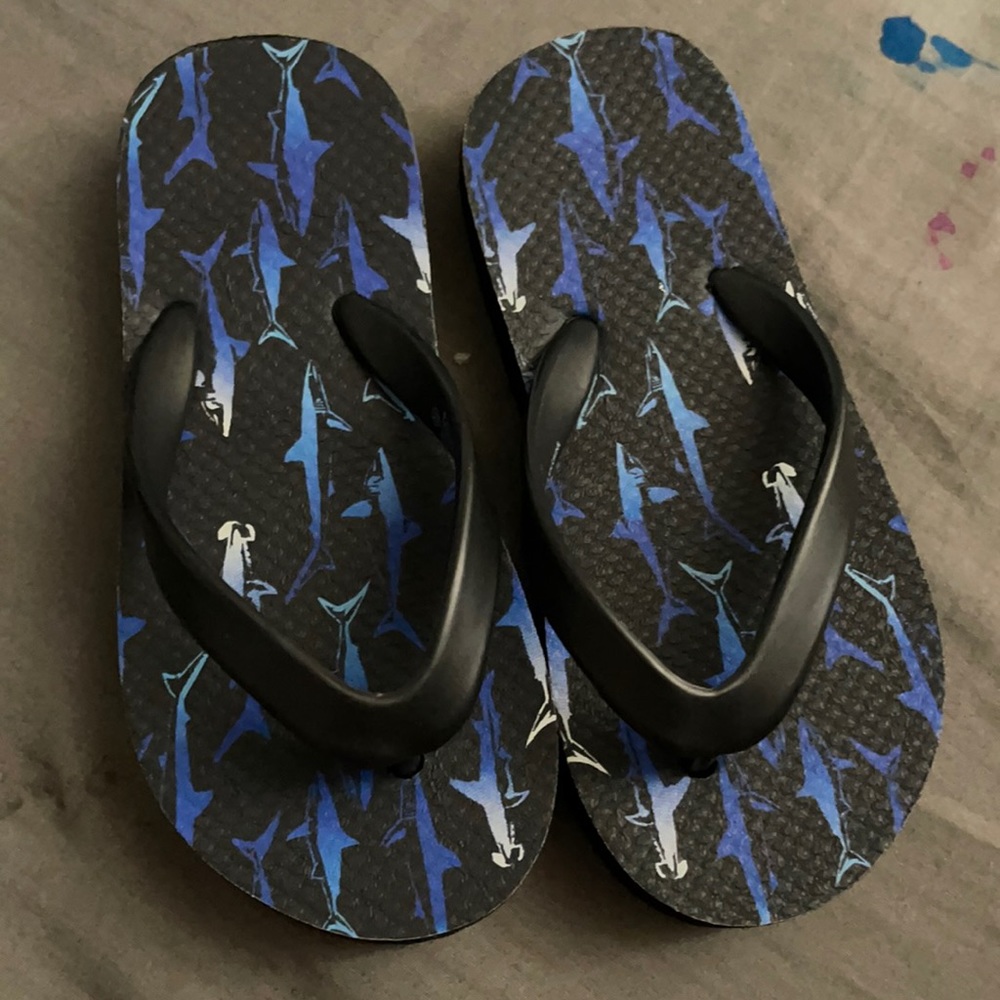Shark thong sandal